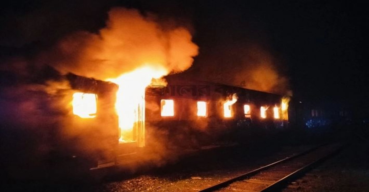 যমুনা এক্সপ্রেস ট্রেনে আগুন, তিন বগি পুড়ে ছাই