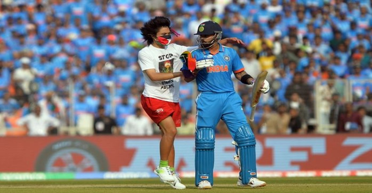 মাঠে কোহলিকে জড়িয়ে ধরে ফিলিস্তিনে হামলা বন্ধের দাবি