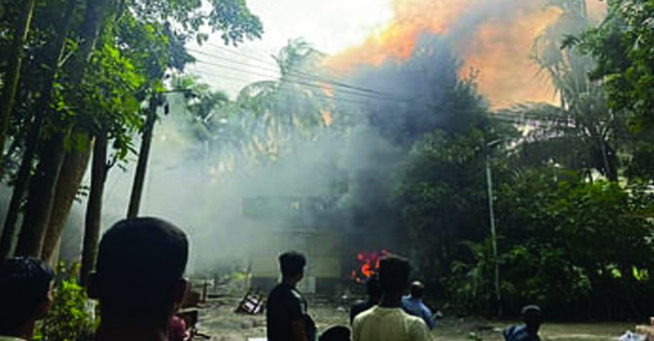 ওবায়দুল কাদেরের বাড়িতে ভাঙচুর-অগ্নিসংযোগ