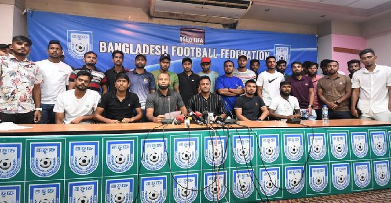 খেলার দাবি নিয়ে বাফুফেতে ফুটবলাররা