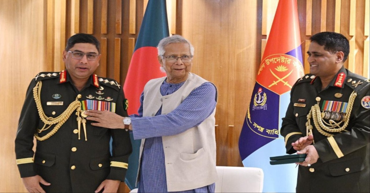 সেনাপ্রধানকে ‘সেনাবাহিনী পদক’ দিলেন প্রধান উপদেষ্টা