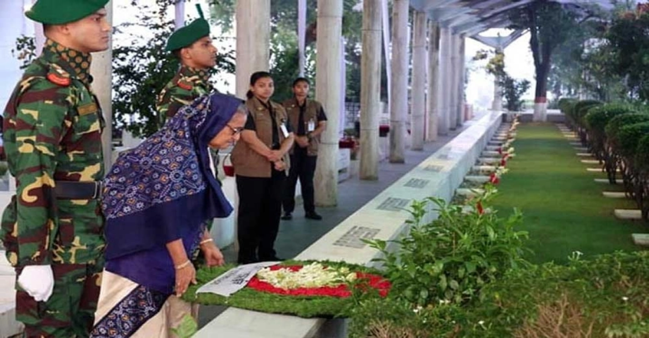 শেখ রাসেলের কবরে ফুল দিয়ে শ্রদ্ধা জানালেন প্রধানমন্ত্রী