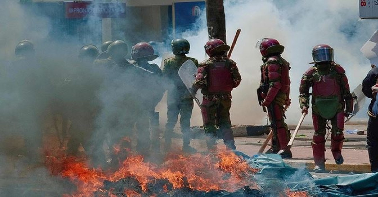 কেনিয়ায় বিক্ষোভ পার্লামেন্টের ভেতরে পুলিশের গুলিতে নিহত ১০