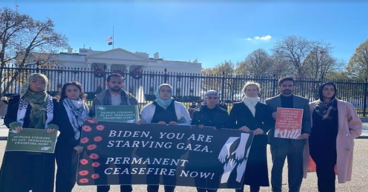 গাজায় স্থায়ী যুদ্ধ বিরতির দাবিতে হোয়াইট হাউজের সামনে অনশন