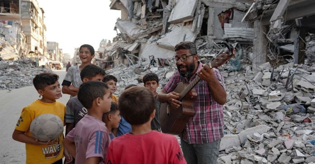 মৃত্যুপুরী গাজার শিশুদের সংগীত শিক্ষক আবু আমশা