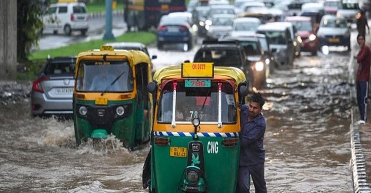 ৮৮ বছরের রেকর্ডভাঙা বৃষ্টিতে পানিবন্দি দিল্লিবাসী