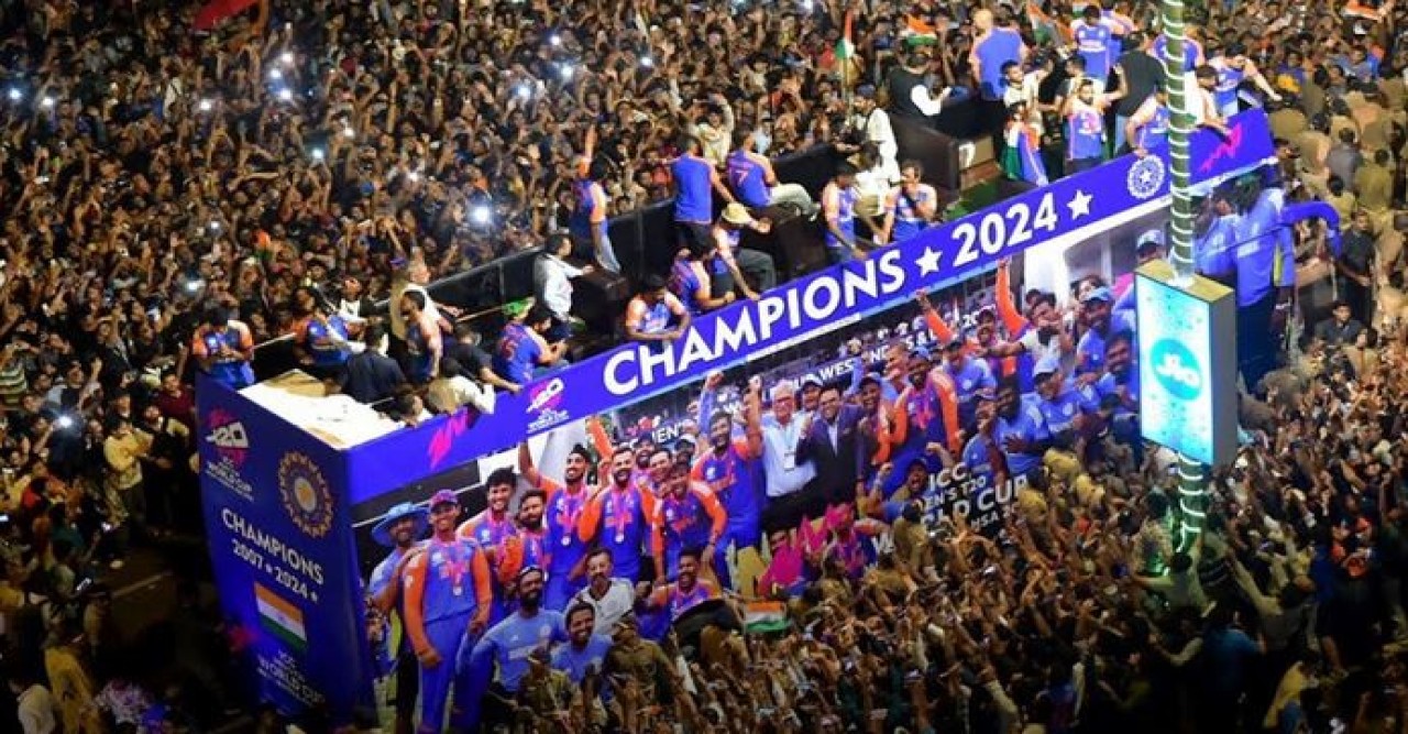 রোহিত-কোহলিদের দেখতে লাখো মানুষের ভিড়, আহত কয়েকজন