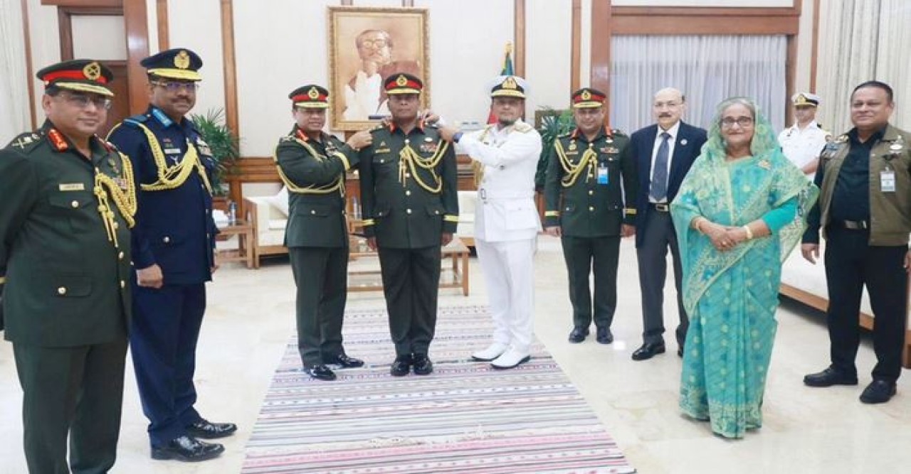 নবনিযুক্ত পিএসওকে লেফটেন্যান্ট জেনারেল র‍্যাংক ব্যাজ পরিধান