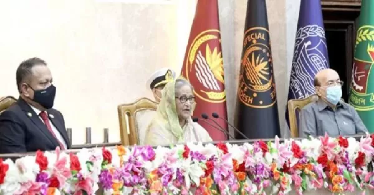 তিন বাহিনীকে সতর্ক থাকতে বললেন প্রধানমন্ত্রী