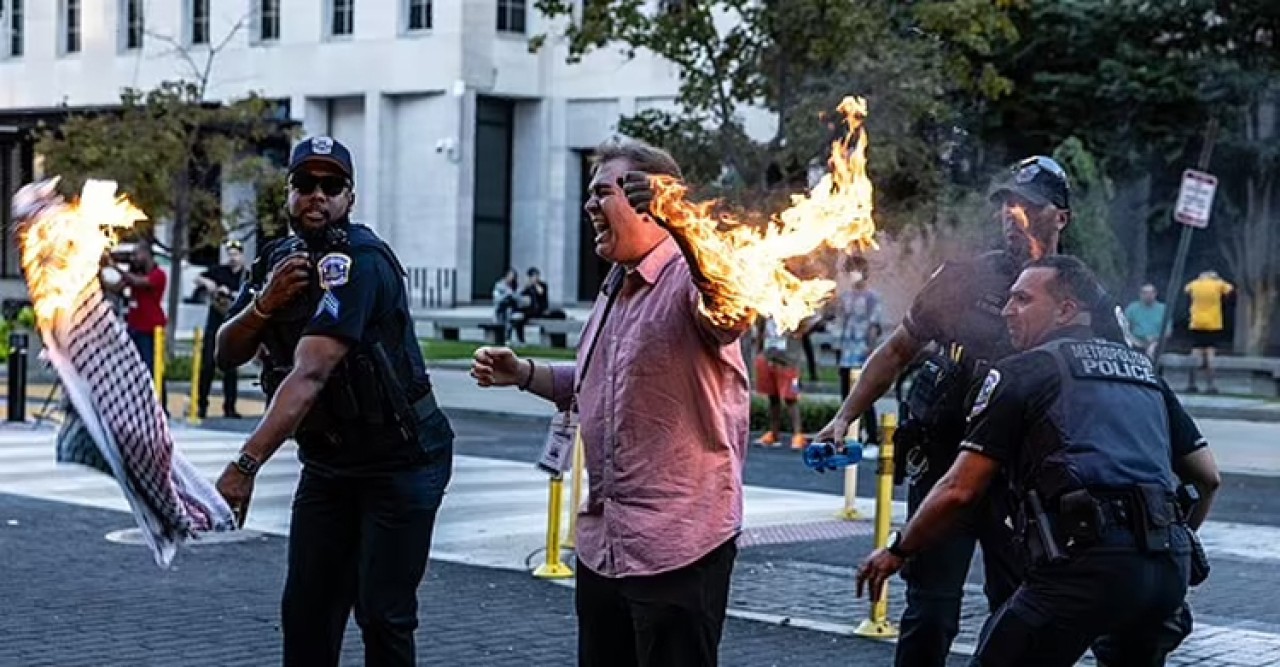 হোয়াইট হাউজের সামনে ফিলিস্তিনপন্থি সাংবাদিকের আত্মাহুতির চেষ্টা