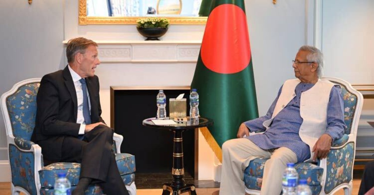 ড. ইউনূসের সঙ্গে এয়ারবাসের নির্বাহী ভাইস প্রেসিডেন্টের সাক্ষাৎ