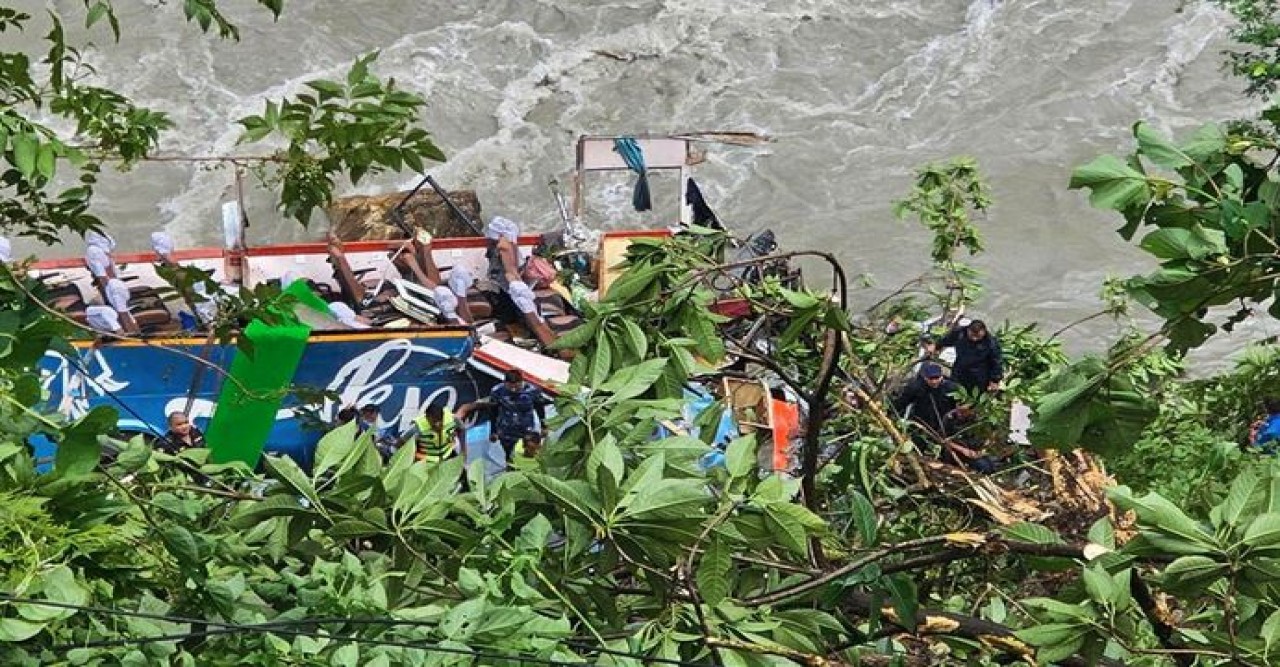 নেপালে বাস দুর্ঘটনায় নিহত ২৭ ভারতীয়