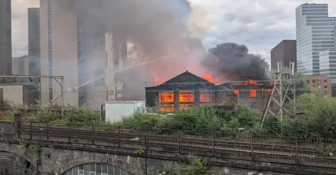 ম্যানচেস্টারে ভয়াবহ অগ্নিকাণ্ড, ট্রেন চলাচল বন্ধ