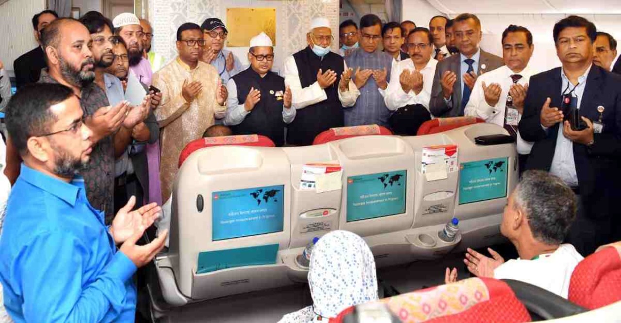 ৪১০ হজযাত্রী নিয়ে ঢাকা ছেড়েছে বিমানের প্রথম ফ্লাইট