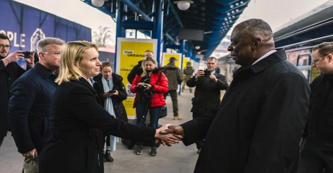 ইউক্রেনে অঘোষিত সফরে মার্কিন প্রতিরক্ষামন্ত্রী