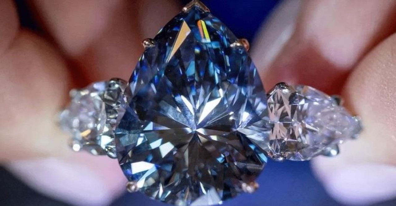 ৪৪০ কোটি টাকায় বিক্রি হলো নীল হীরা