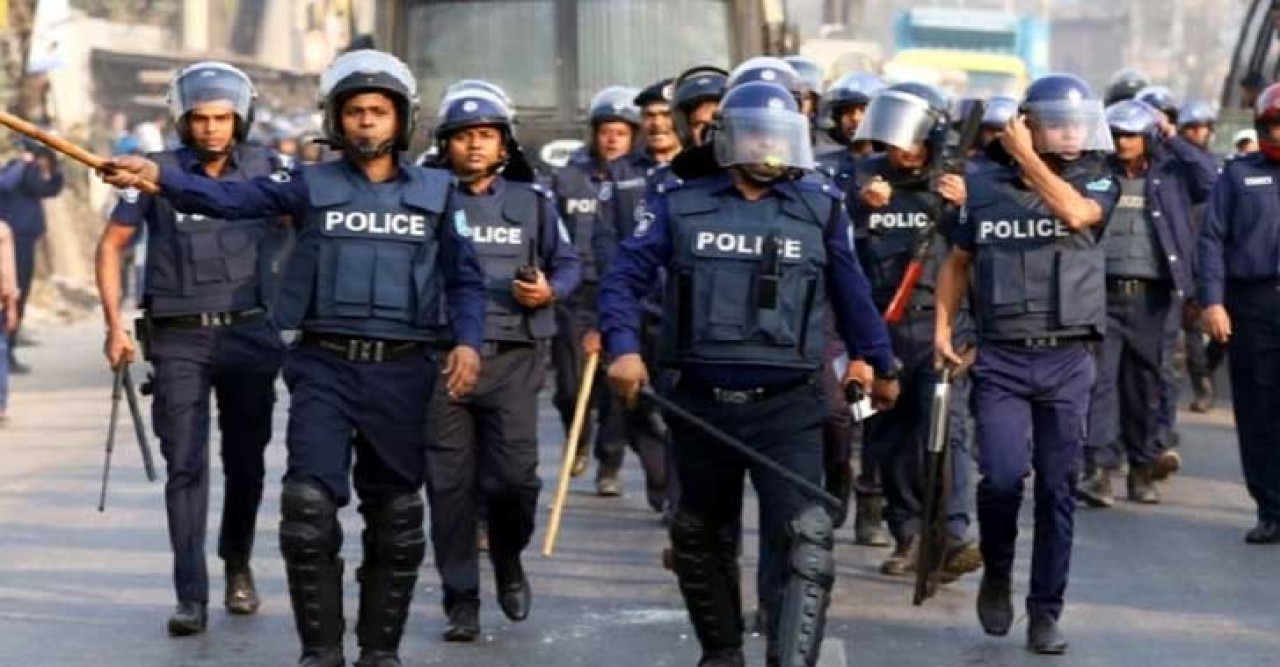 আইন-শৃঙ্খলা নিয়ন্ত্রণে কঠোর পুলিশ