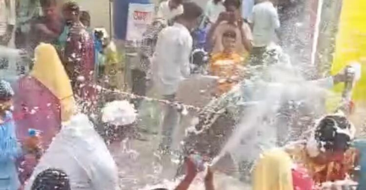 বিয়েবাড়ির গেটে পার্টি স্প্রে দেওয়া নিয়ে মারামারি, ভাঙলো বিয়ে