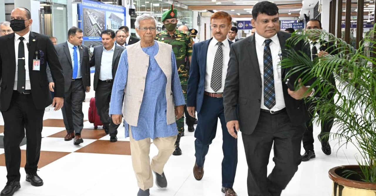 নিউইয়র্কের উদ্দেশে সফরসঙ্গীদের নিয়ে ঢাকা ছাড়লেন প্রধান উপদেষ্টা