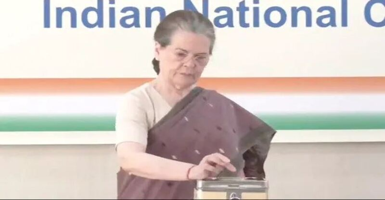 কংগ্রেস সভাপতি নির্বাচন: ভোট দিলেন সোনিয়া-প্রিয়াঙ্কা