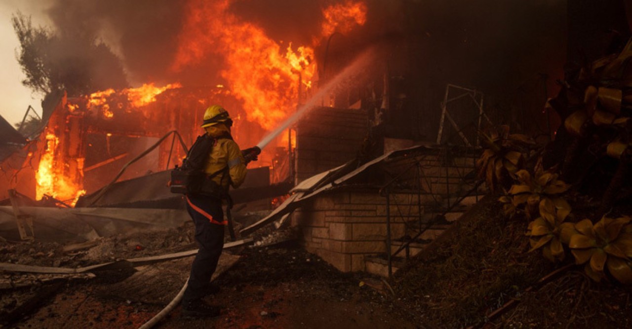 লস অ্যাঞ্জেলেসে ঝড়ো বাতাসের পূর্বাভাস, আরও ভয়ংকর হতে পারে দাবানল