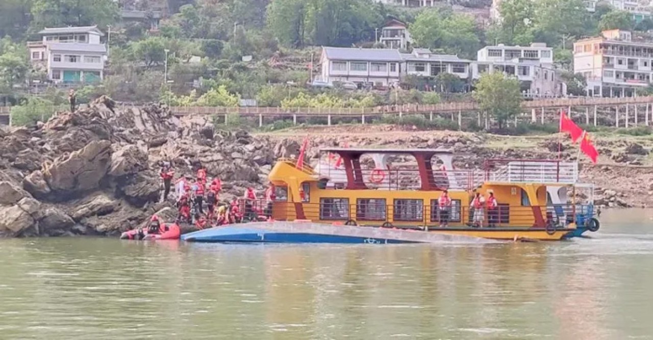 চীনে পর্যটকবাহী নৌকা উল্টে ১০ জনের মৃত্যু