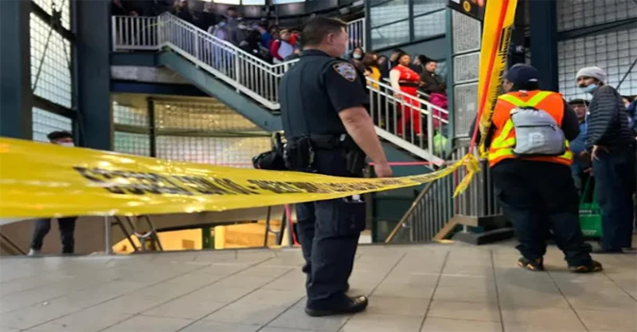 নিউইয়র্কের জ্যাকসন হাইটস রেল স্টেশনে একজনের ধাক্কায় প্রাণ গেল আরেকজনের