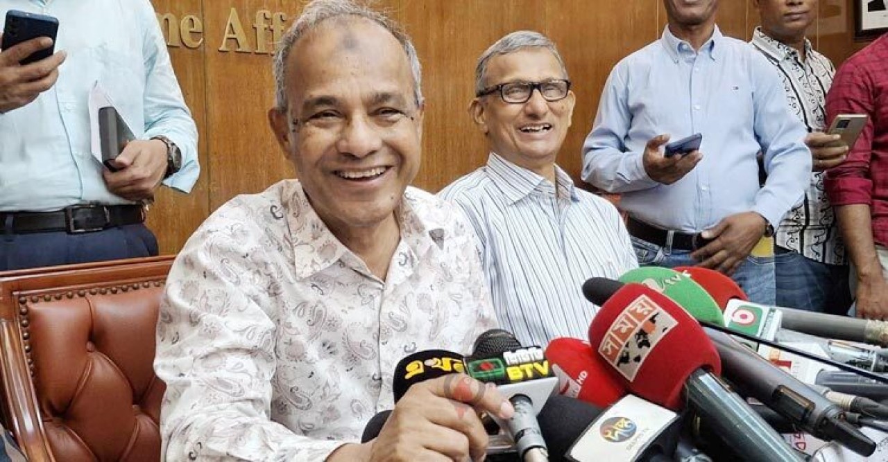 পুলিশের হাতে আর মারণাস্ত্র থাকবে না: স্বরাষ্ট্র উপদেষ্টা