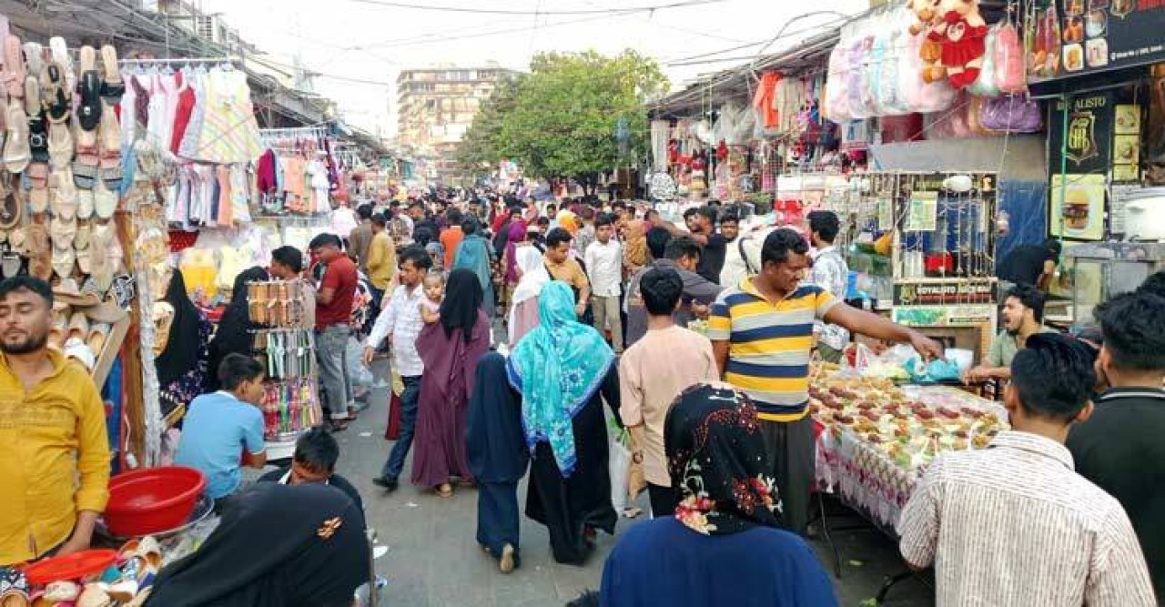নিউমার্কেটে জমে উঠছে ঈদের কেনাকাটা