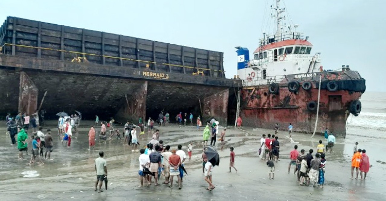 চট্টগ্রামে সাগর তীরে আটকে গেলো বিদেশি পতাকাবাহী ৩ জাহাজ