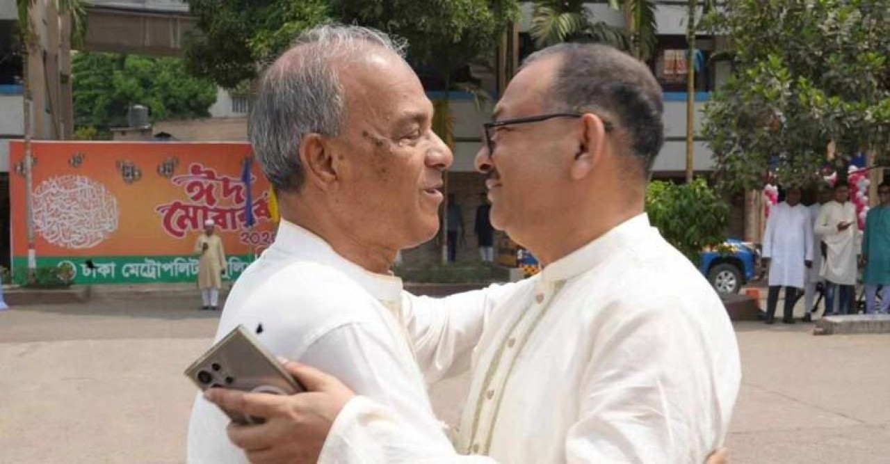 পুলিশ সদস্যদের সঙ্গে স্বরাষ্ট্র উপদেষ্টার ঈদের শুভেচ্ছা বিনিময়