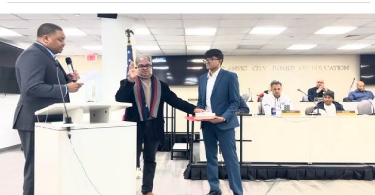 আটলান্টিক সিটি স্কুল বোর্ডের নির্বাচিত সদস্য সুব্রত চৌধুরীর চার ধর্মগ্রন্থে হাত রেখে শপথ