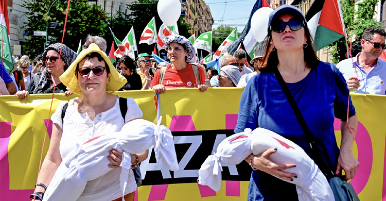 গাজাযুদ্ধ বন্ধের দাবিতে রোমে হাজার হাজার মানুষের বিক্ষোভ