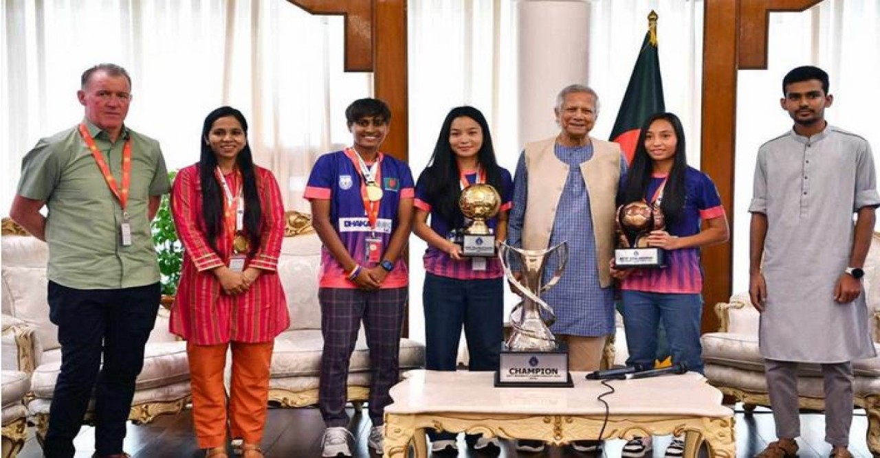 সাফজয়ী নারী ফুটবল দলকে সংবর্ধনা দিলেন প্রধান উপদেষ্টা