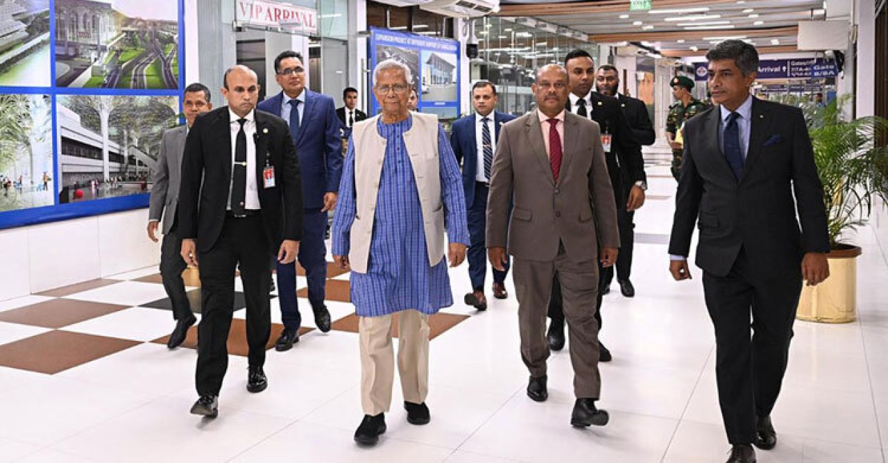 যুক্তরাজ্যের উদ্দেশ্যে ঢাকা ত্যাগ করলেন ড. ইউনূস