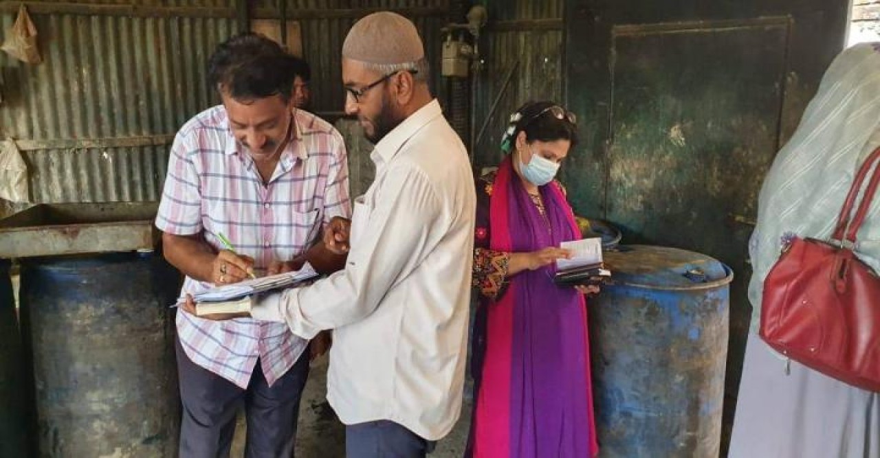 নরসিংদীতে অস্বাস্থ্যকর পরিবেশে চানাচুর তৈরি, এক লাখ টাকা জরিমানা