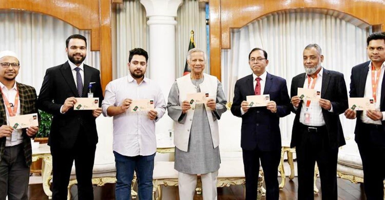 বিজয় দিবসের স্মারক ডাকটিকিট অবমুক্ত করলেন প্রধান উপদেষ্টা