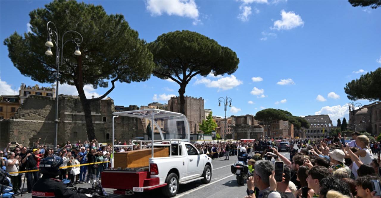 সব আনুষ্ঠানিকতা শেষে সমাহিত করা হলো পোপ ফ্রান্সিসকে