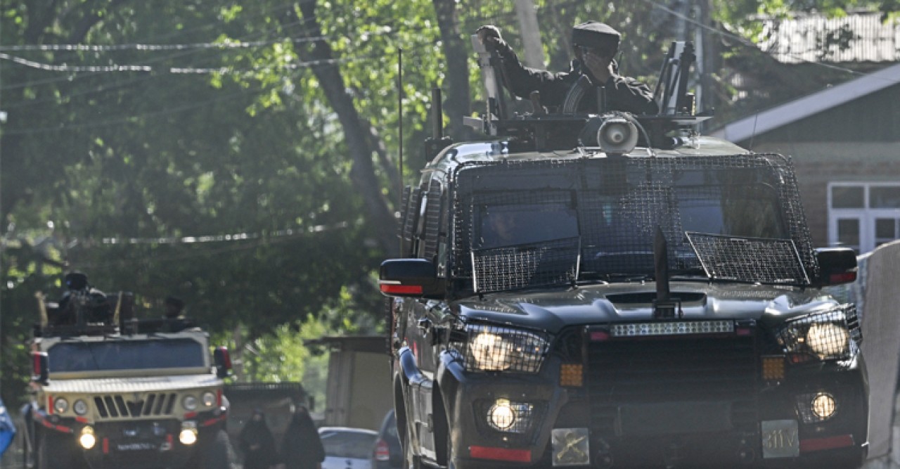 কাশ্মীর ইস্যুতে পাল্টাপাল্টি সামরিক হামলার আভাস