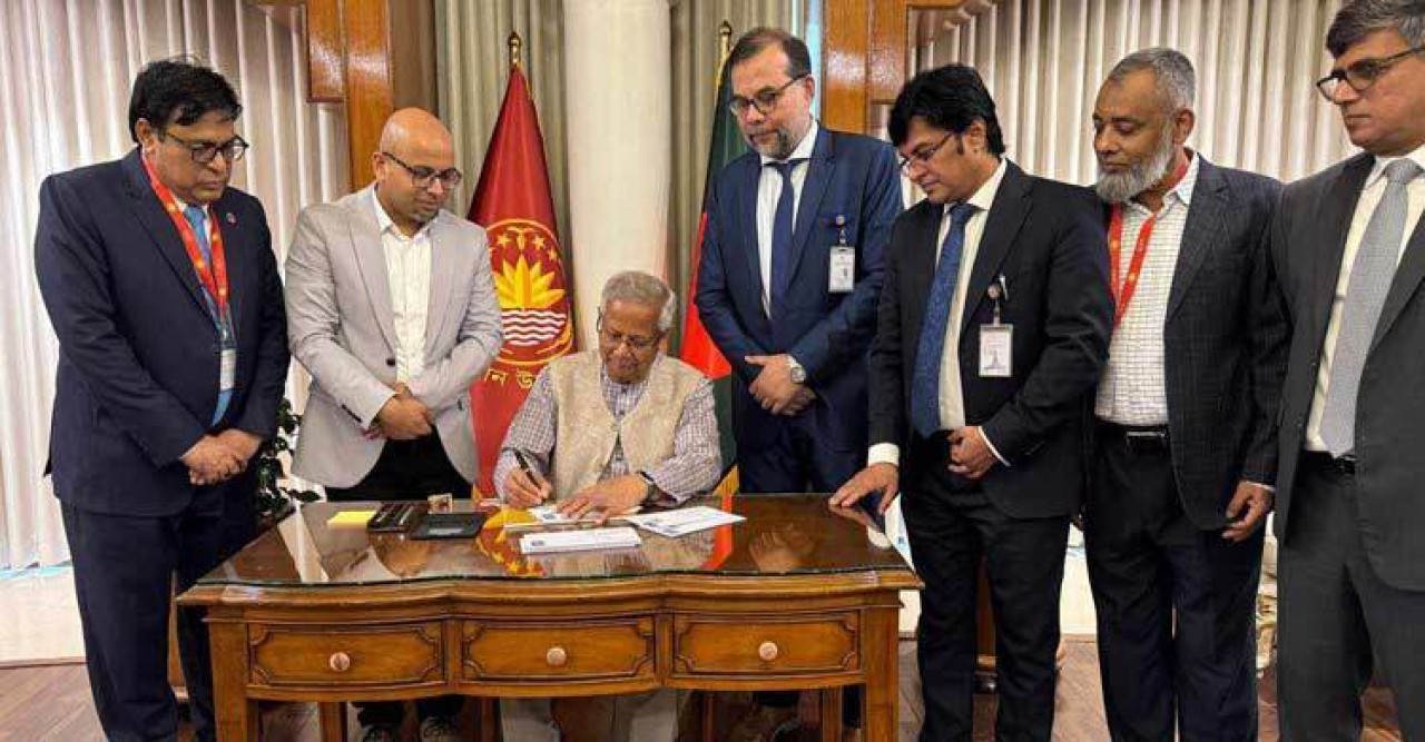 স্মারক ডাকটিকিট উন্মোচন করলেন প্রধান উপদেষ্টা