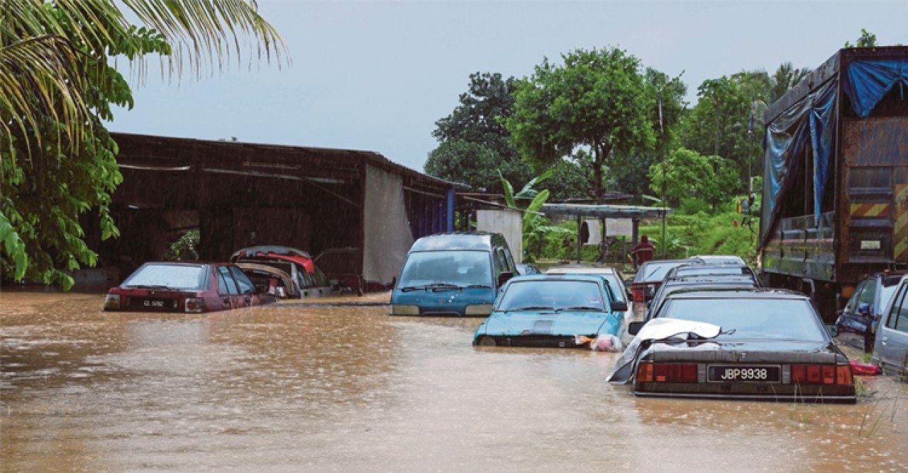 মালয়েশিয়ায় বন্যা, ১০ হাজারের বেশি বাস্তুচ্যুত