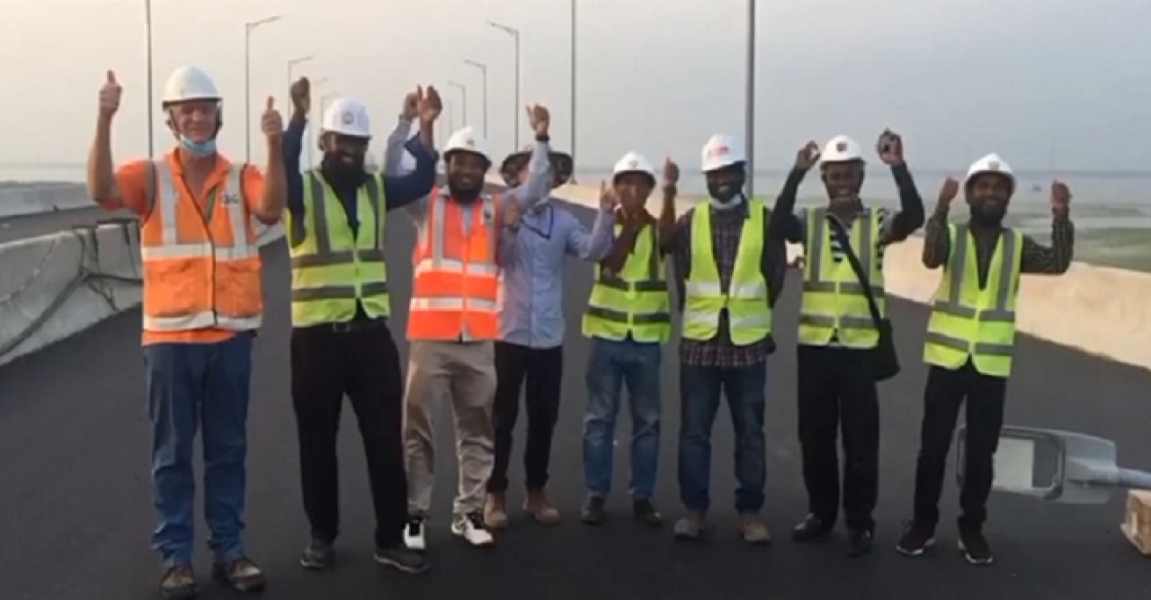 পদ্মা সেতুর কর্মকর্তারা যে পোশাকে প্রধানমন্ত্রীর সঙ্গে ছবি তুলবেন