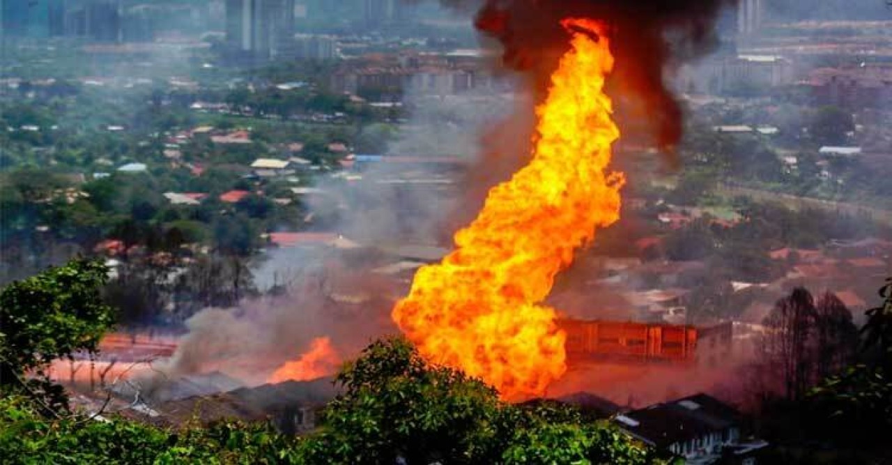 মালয়েশিয়ায় গ্যাসের পাইপলাইনে লিক থেকে ভয়াবহ অগ্নিকাণ্ড, আহত ৬৩