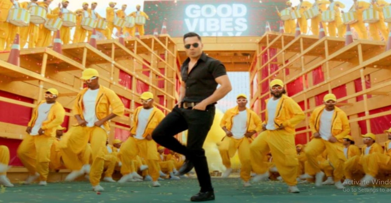 নেচে গেয়ে ‌বন্দোবস্ত জমিয়ে দিলেন বরুণ