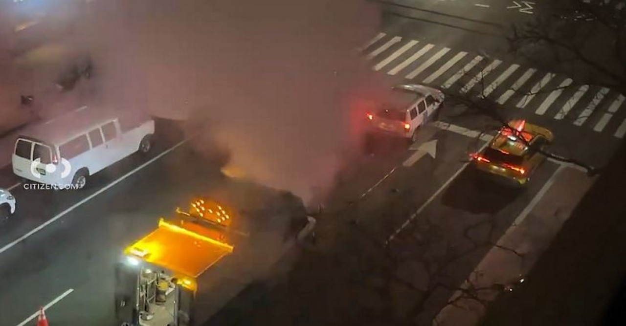 বাষ্পীয় ধোঁয়ায় ঢেকে গেছে নিউইয়র্কের ব্যস্ততম এই সিটির একাংশ