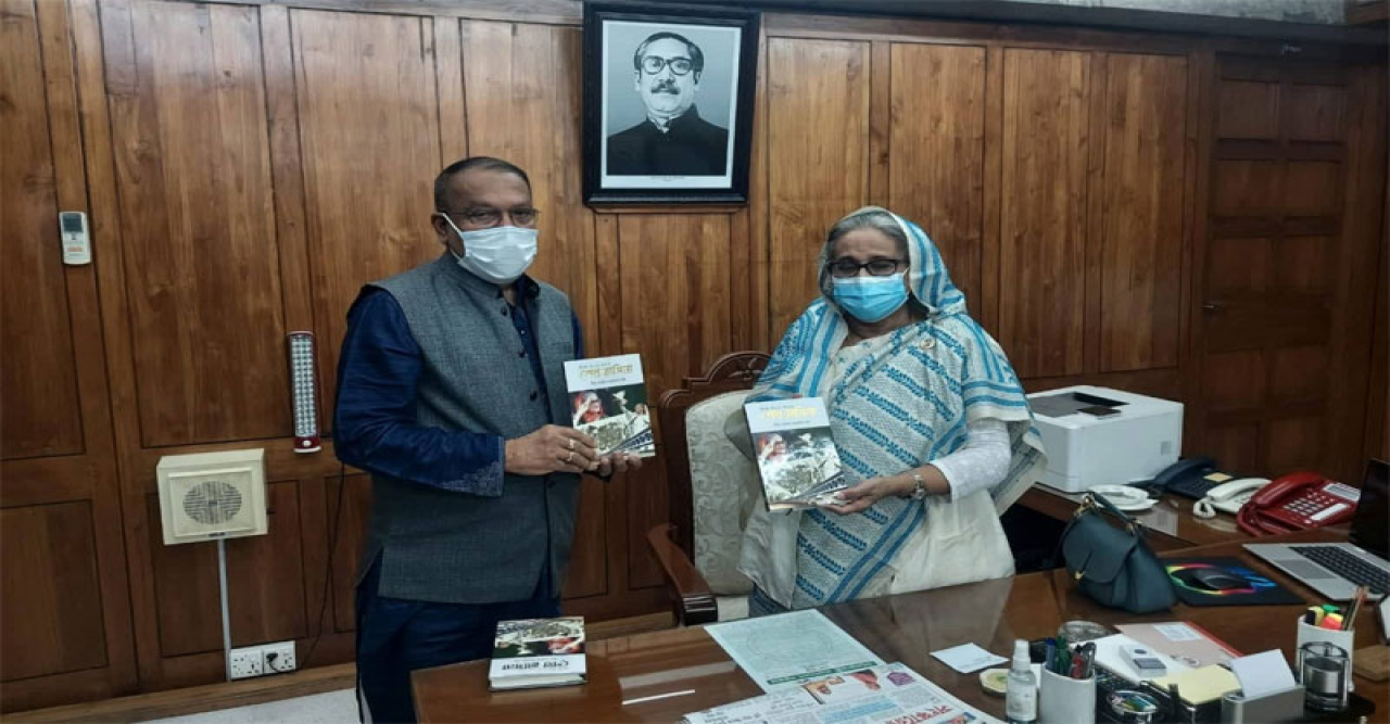 প্রধানমন্ত্রীর হাতে নিজের লেখা বই তুলে দিলেন এমপি রবি