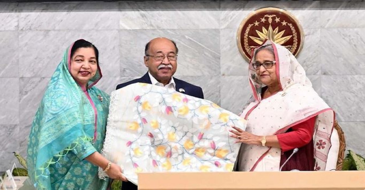 প্রধানমন্ত্রীর কাছে ৩ পণ্যের জিআই সনদ হস্তান্তর