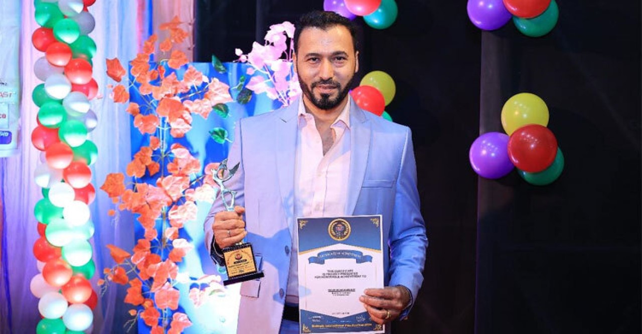 পুরস্কার পেলেন খালেদ হোসেন চৌধুরী