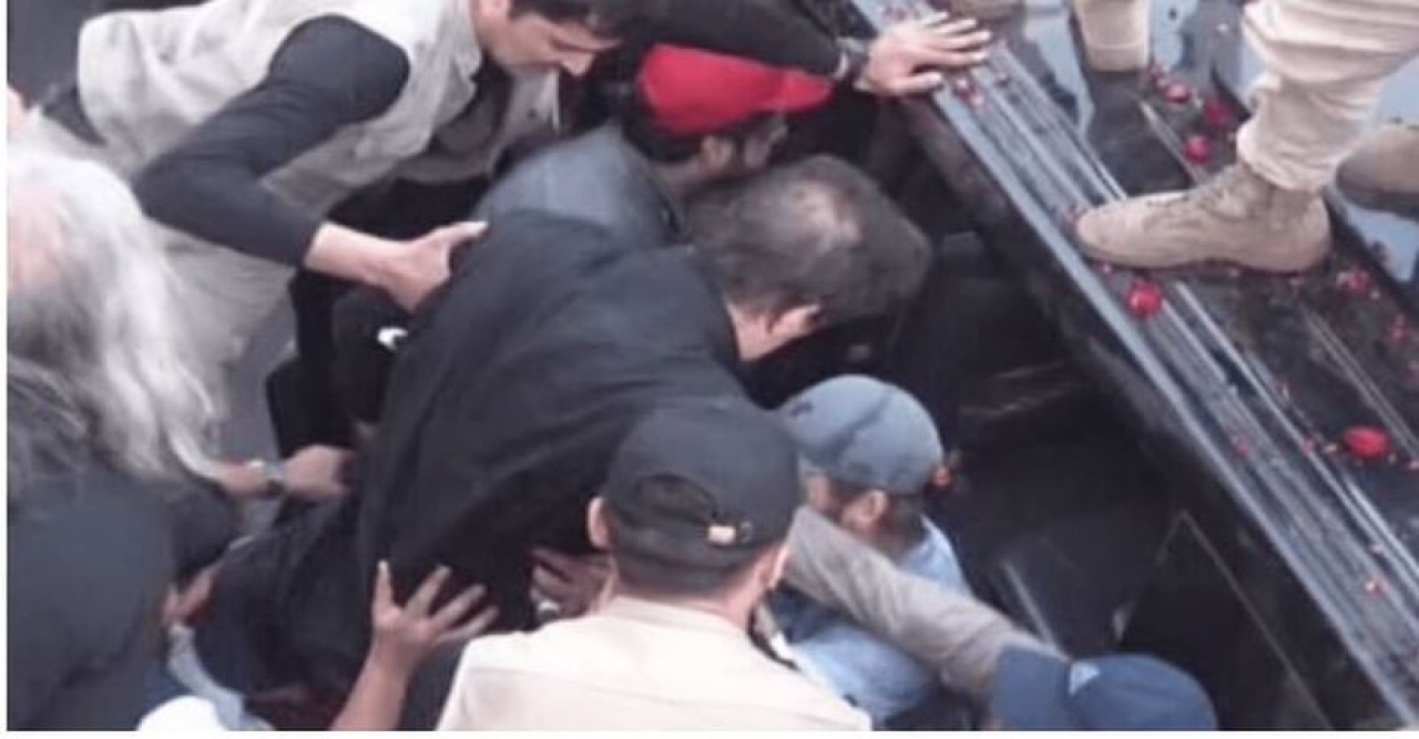 লং মার্চে গুলি, ইমরান খান আহত বলে খবর