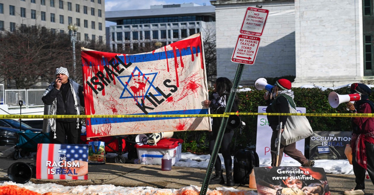 শেষ মুহূর্তে বিক্ষোভের মুখে বাইডেন, ‘যুদ্ধাপরাধী’ স্লোগান